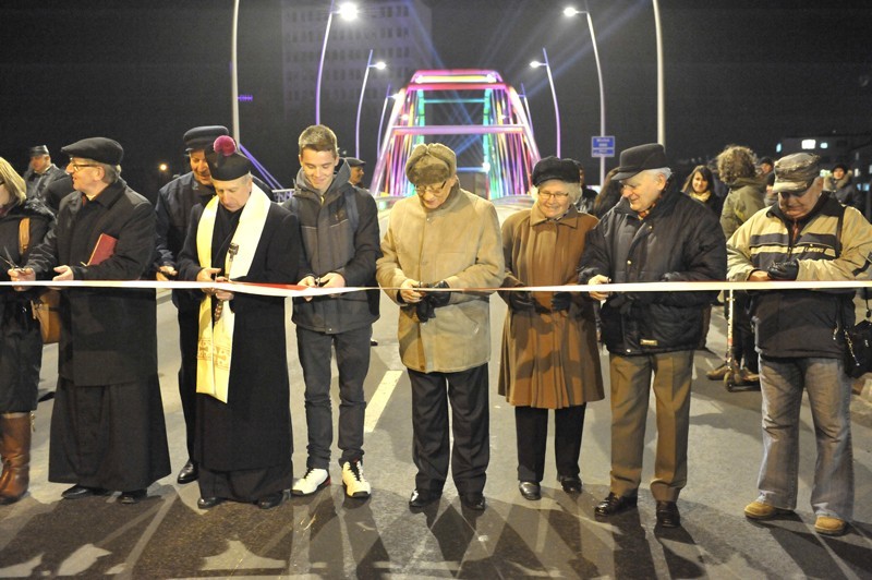 Prezydent i mieszkańcy otwierają nowy most, fot. Bogdan Szczupaj